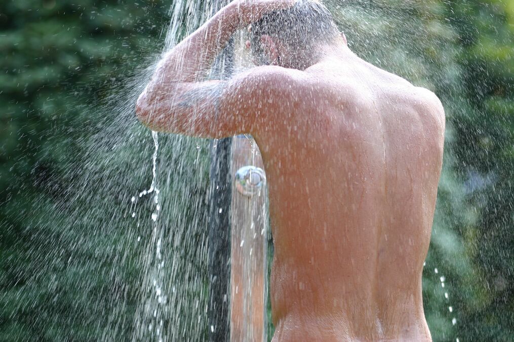 Sebelum bersenam untuk pembesaran zakar, anda perlu mandi air panas